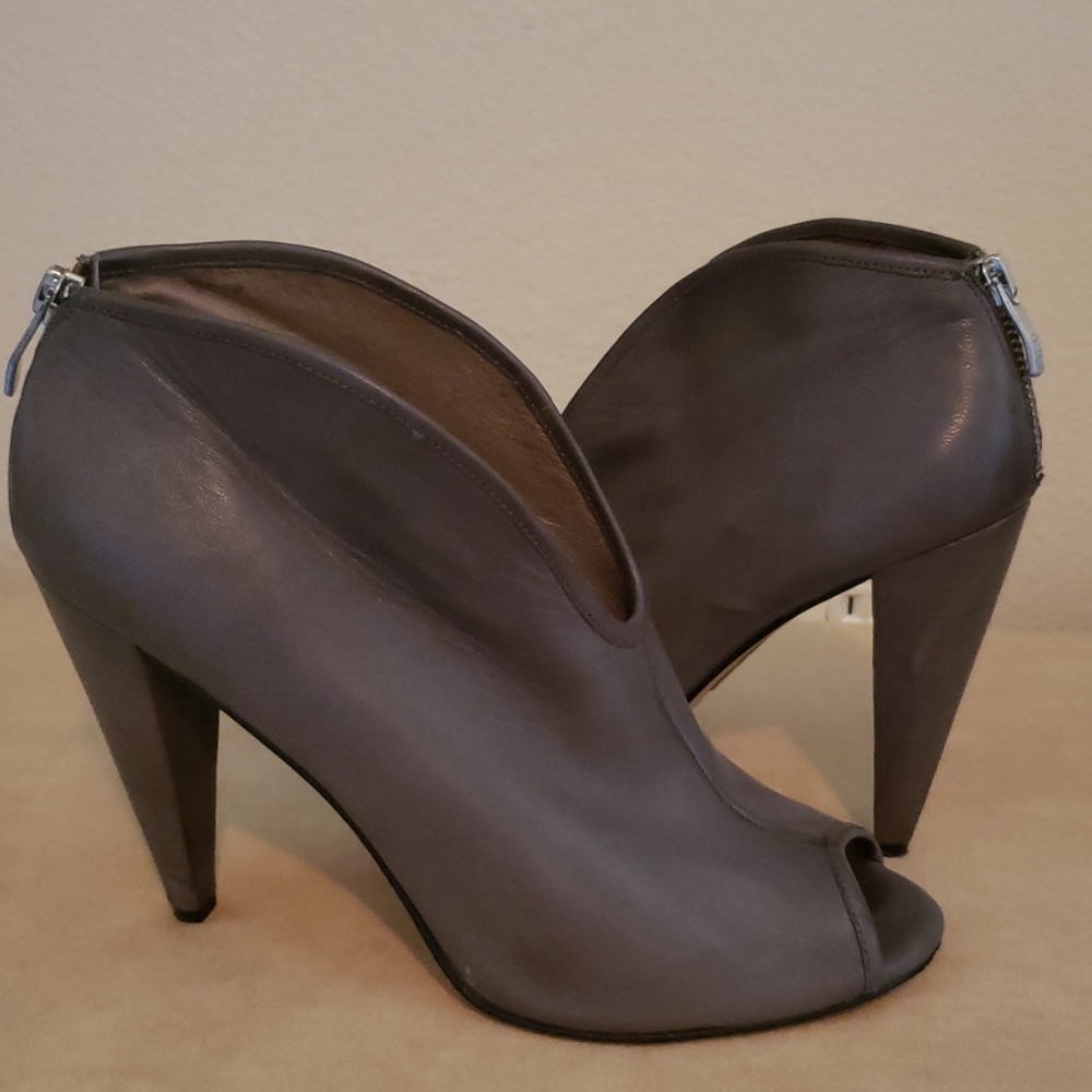 Peep toe bootie